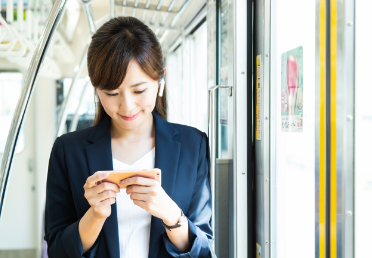 自宅学習する女性