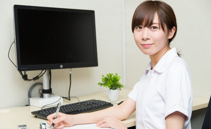 モニターと女性