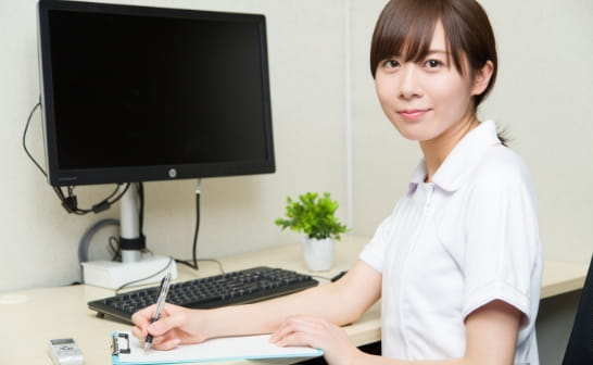 PCを操作する女性