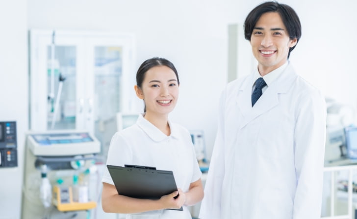 笑顔の男女研修生