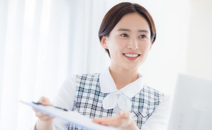 PCを操作する女性