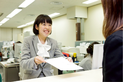 医療事務の会計業務で診療費を案内するスタッフの様子