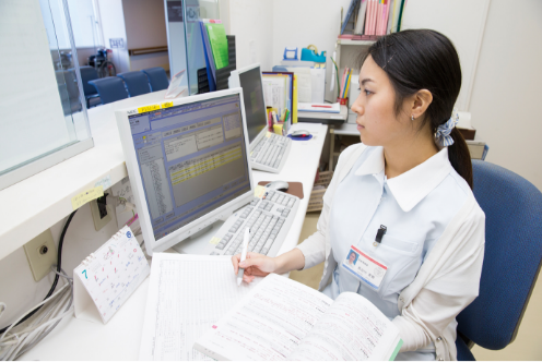 医療事務のレセプト業務で診療報酬明細書を確認する様子