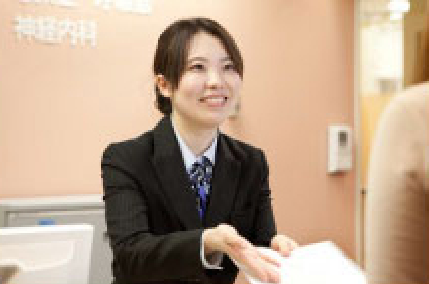 医療事務の受付業務で患者対応をするスタッフの様子